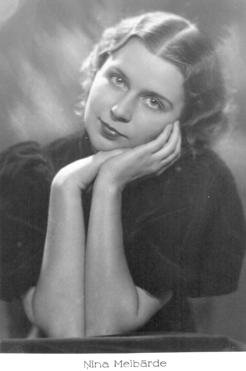 Melnbalts sievietes portrets – jauna sieviete ar sapņainu skatienu, galvu balstot uz rokām. Apakšā redzams uzraksts “Nina Melbārde”.